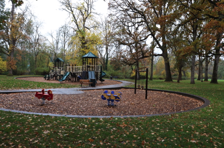 Two playgrounds with bark chip surface – one for toddlers and small children – both with ramps